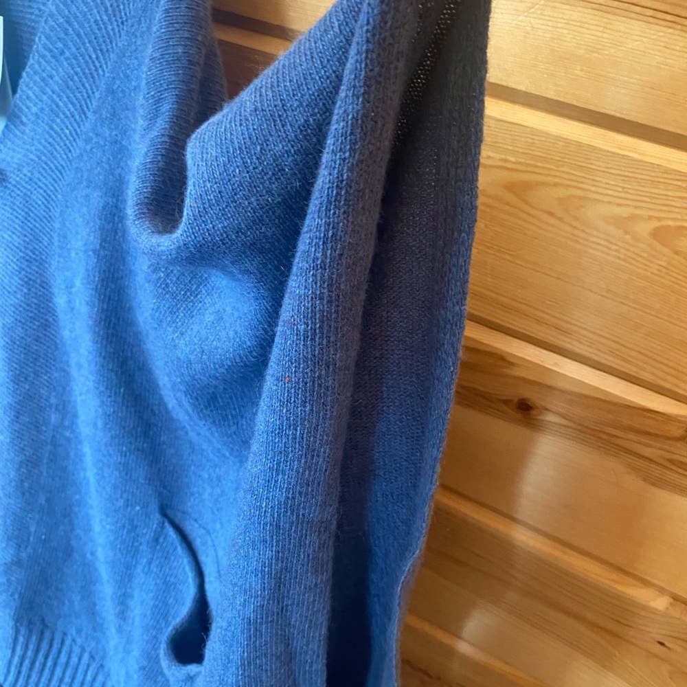 Classic blue v- neck sweater by, Note Di Anita. 
O/S - Picture 3 of 3